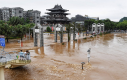 شاهد: بطريقة مدهشة صيني ينقذ والدته من الفيضانات