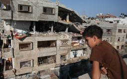 فتى فلسطيني ينظر للمنازل المدمرة في غزة