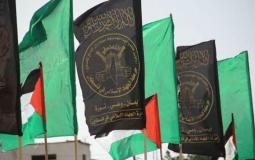 أعلام حركتي حماس والجهاد وعلم فلسطين يتوسطهما