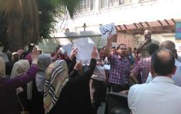 موظفون يحتجون أمام مكتب مدير عمليات الأونروا بغزة ويطالبون برحيله