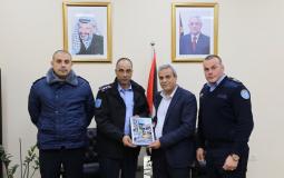 اللواء رافع رواجبة محافظ قلقيلية خلال تسلمه التقرير السنوي