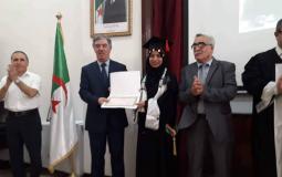 تكريم طالبة فلسطينية لحصولها على المرتبة الأولى في كلية الحقوق 