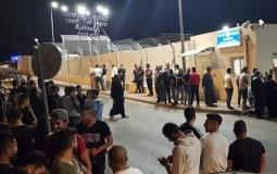 عشرات المواطنين يعتصمون احتجاجاً على اعتقال أحد وجهاء القدس