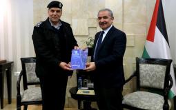 اشتية يتسلم التقرير السنوي للشرطة