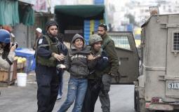 صورة لقوات الاحتلال تعتدي على طفل فلسطيني