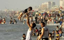 موطنون يستجمون على شاطئ بحر غزة