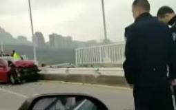 حافلة ركاب تسقط  من فوق جسر داخل الصين  بعد حادث سير