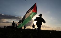فلسطيني مشارك في مسيرات العودة على حدود غزة أمس