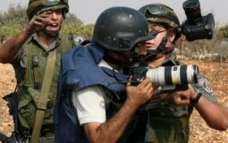 جنود الاحتلال يهاجمون الصحافيين - توضيحية