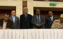 المجلس السيادي في السودان وقوى الحرية والتعبير خلال التوقيع على اتفاقية
