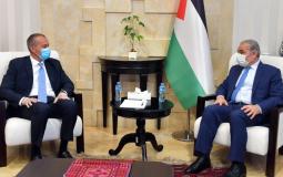 خلال لقاء رئيس الوزراء محمد اشتية مع نيكولاي ملادينوف