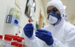 طبيبة تتفقد فحص كورونا