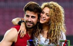 جيرارد بيكيه لاعب برشلونة الاسباني وزوجته وشاكيرا -ارشيف-