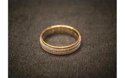 خاتم مفقود.