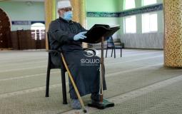 مواطن يقرأ القرآن في أحد مساجد غزة - تعبيرية