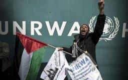 لاجئة فلسطينية تستغيث على بوابة وكالة الأونروا في غزة - تعبيرية