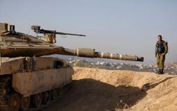 دبابة إسرائيلية تقف قرب حدود غزة