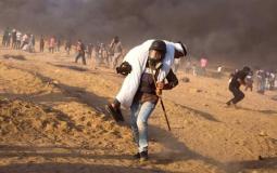 الصحفي حاتم عُمر أثناء إنقاذه لمُسن فلسطيني شرق خان يونس