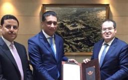 نزار القيسي يتسلم ميدالية الإنجاز الدبلوماسي في رام الله 