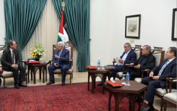 الرئيس محمود عباس خلال استقباله المبعوث الياباني