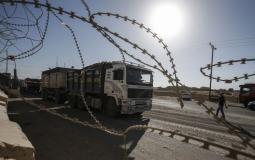 شاحنة متوقفة قرب معبر كرم أبو سالم جنوب قطاع غزة