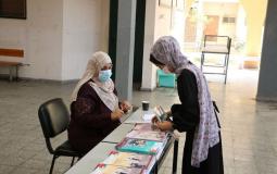 توزيع الكتب المدرسية على طلاب الثانوية- غزة