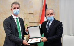 اشتية يقلّد سفير ايرلندا لدى دولة فلسطين "نجمة القدس"
