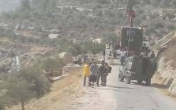 قوات الاحتلال خلال الاستيلاء على كرفان سكني