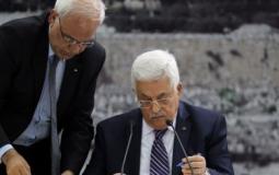 الرئيس الفلسطيني محمود عباس وأمين سر تنفيذية منظمة التحرير صائب عريقات -ارشيف-