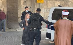 الاحتلال يعتقل حارسًا و 5 مقدسيات من المسجد الأقصى