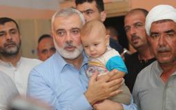 اسماعيل هنية - رئيس المكتب السياسي لحركة حماس خلال زيارته لبيت عزاء أحد الشهداء في غزة