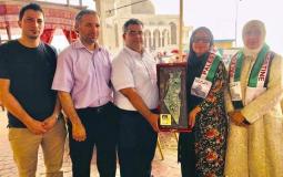 هنية يكرم وفدا كويتيا في غزة