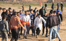 الطواقم الطبية تنقل مصابين مسيرات العودة شرق غزة - ارشيفية -