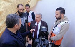 محافظ خان يونس يتفقد متضرري المنخفض الجوي الأخير ويقدم لهم مساعدات عاجلة