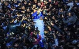 لحظة وصول جثمان الشهيد الصحفي أحمد أبو حسين