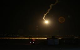 إطلاق قنابل إنارة على حدود غزة