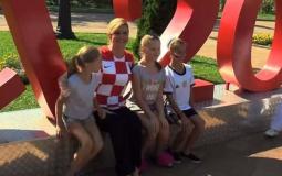 رئيسة كرواتيا  كوليندا غرابار كيتاروفيتش تتجول في شوارع روسيا وتلتقط بعض الصور