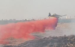 طائرة تخمد حريق اندلع في غلاف غزة بفعل البالونات الحارقة