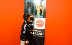 طفل فلسطيني ينظر إلى كأس العالم 
