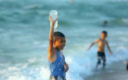 طفل فلسطيني على شاطىء بحر غزة