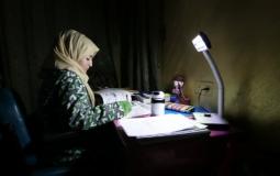 طالبة تدرس لامتحانات الثانوية العامة في غزة -ارشيف-