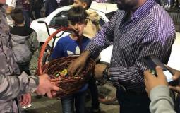 الأجهزة الأمنية في رام الله توزع الحلوى على المواطنين بمناسبة عيد الفطر