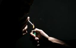 فلسطيني يشعل سيجارة