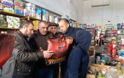 الاقتصاد في غزة تتفقد مصانع وأسواق ومحطات تحلية وتتلف مواد غذائية