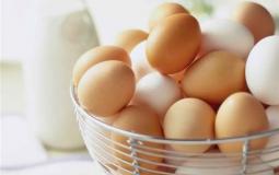 العثور على 15 بيضة  مسلوقة داخل مؤخر رجل هندي