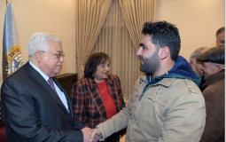 الرئيس محمود عباس يستقبل المصور الصحفي معاذ عمارنة