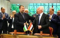 لحظة توقيع اتفاق المصالحة الفلسطينية بين فتح وحماس عام 2017 في القاهرة