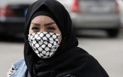 فتاة فلسطينية ترتدي كمامة للوقاية من فيروس كورونا