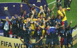 كيليان مبابي نجم منتخب فرنسا يحتفل بتتويج منتخب بلاده بمونديال روسيا 2018