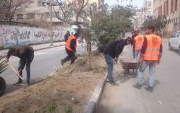 بلدية غزة تواصل حملة كنس الشوارع وتنظيف الجزر